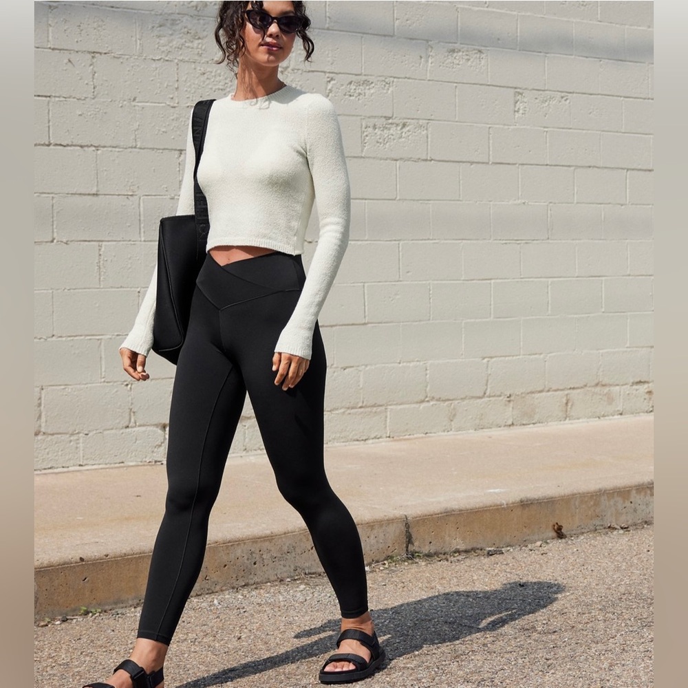 NWT Small Short OFFLINE By Aerie Real Me High
Waisted Crossover Legging